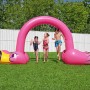 Bestway Jumbo Wassersprinkler Flamingo mit spielenden Kindern im Garten.