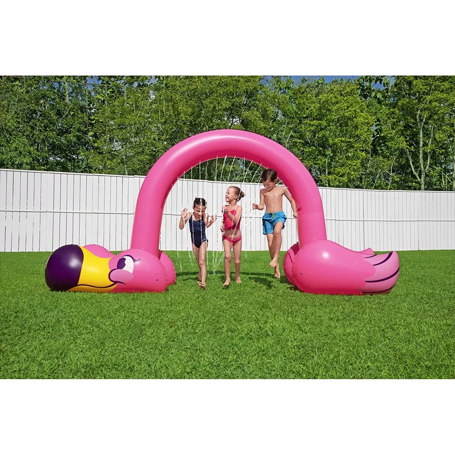 Bestway Jumbo Wassersprinkler Flamingo mit spielenden Kindern im Garten.
