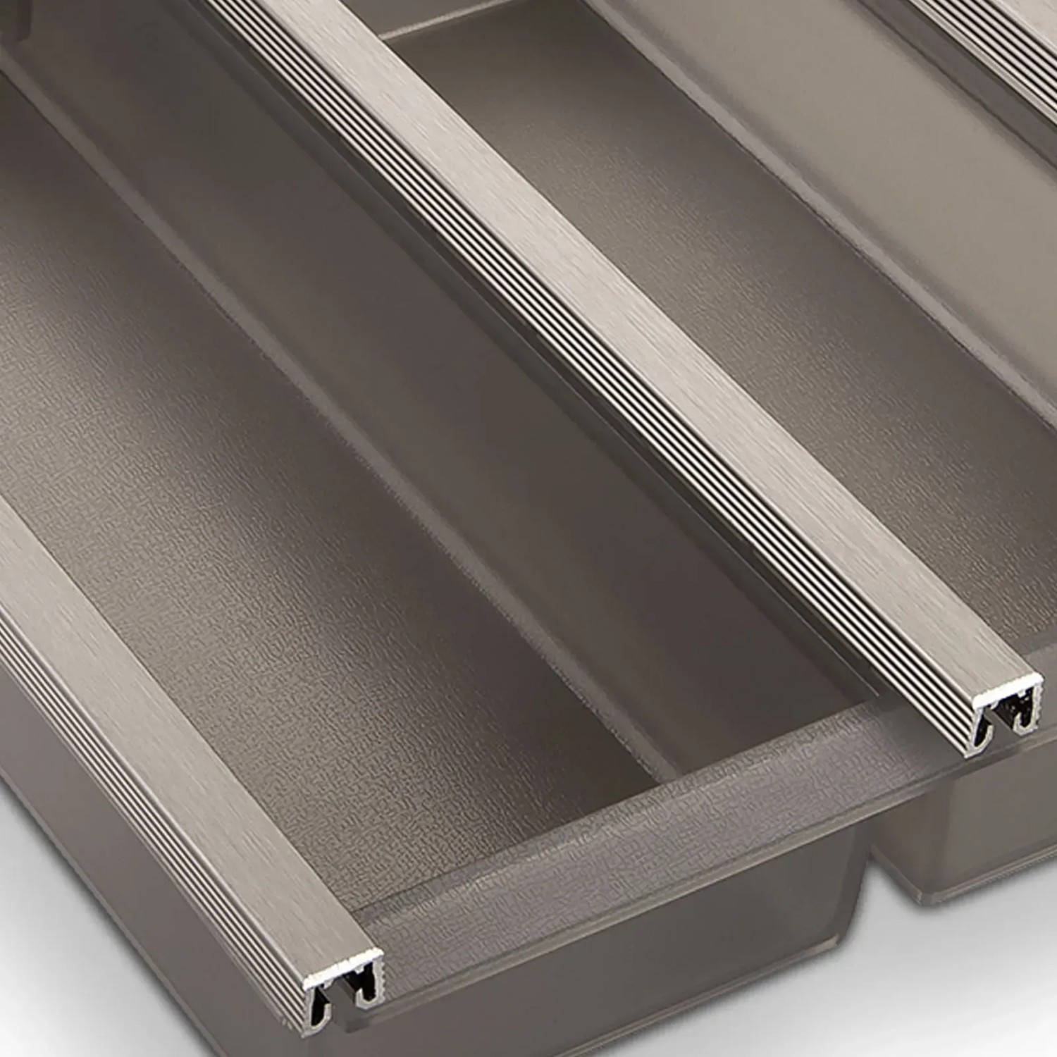 SOTECH Cuisio Besteckeinsatz, transluzent graphitgrau, mit Aluminiumprofilen für Schubladen.