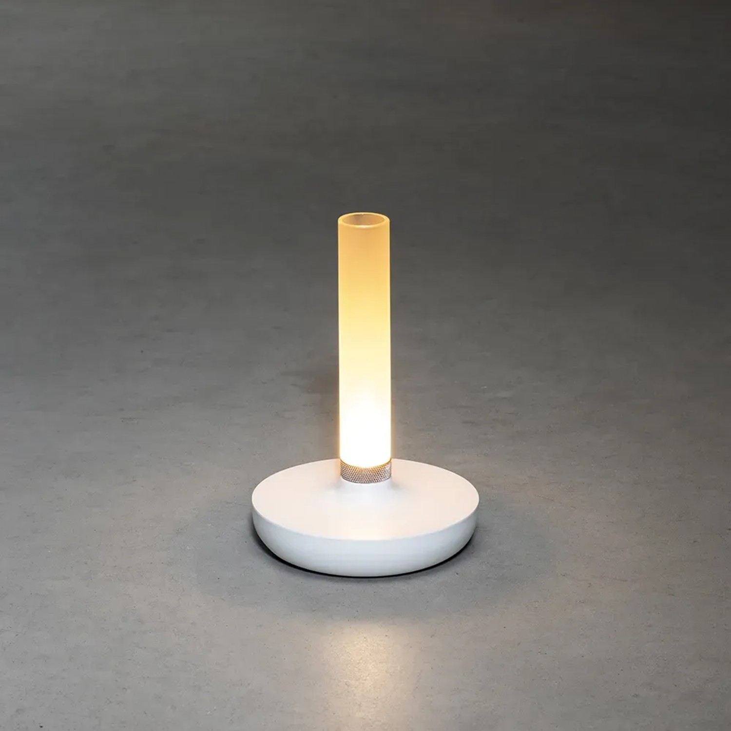 Weiße Konstsmide LED Akku-Vase Biarritz, ø 13,5 cm, Höhe 20,5 cm, für Innen und Außen.
