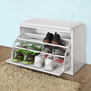 Weiße Schuhbank SoBuy mit Sitzkissen und Schuhklappe, gefüllt mit Schuhen.