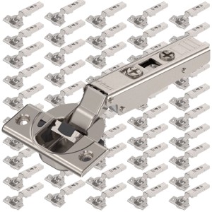 50 vernickelte Blum Clip Top Blumotion Topfscharniere 110 Grad zum Schrauben. Detail eines Möbelscharniers.