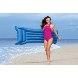 Frau mit blauer Bestway Luftmatratze (170x54x15 cm) am Strand.