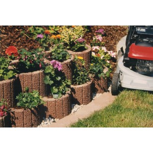 Begrünter, brauner Pflanzring Groß (ca. 48x25cm) aus Beton zur Hangsicherung im Garten.