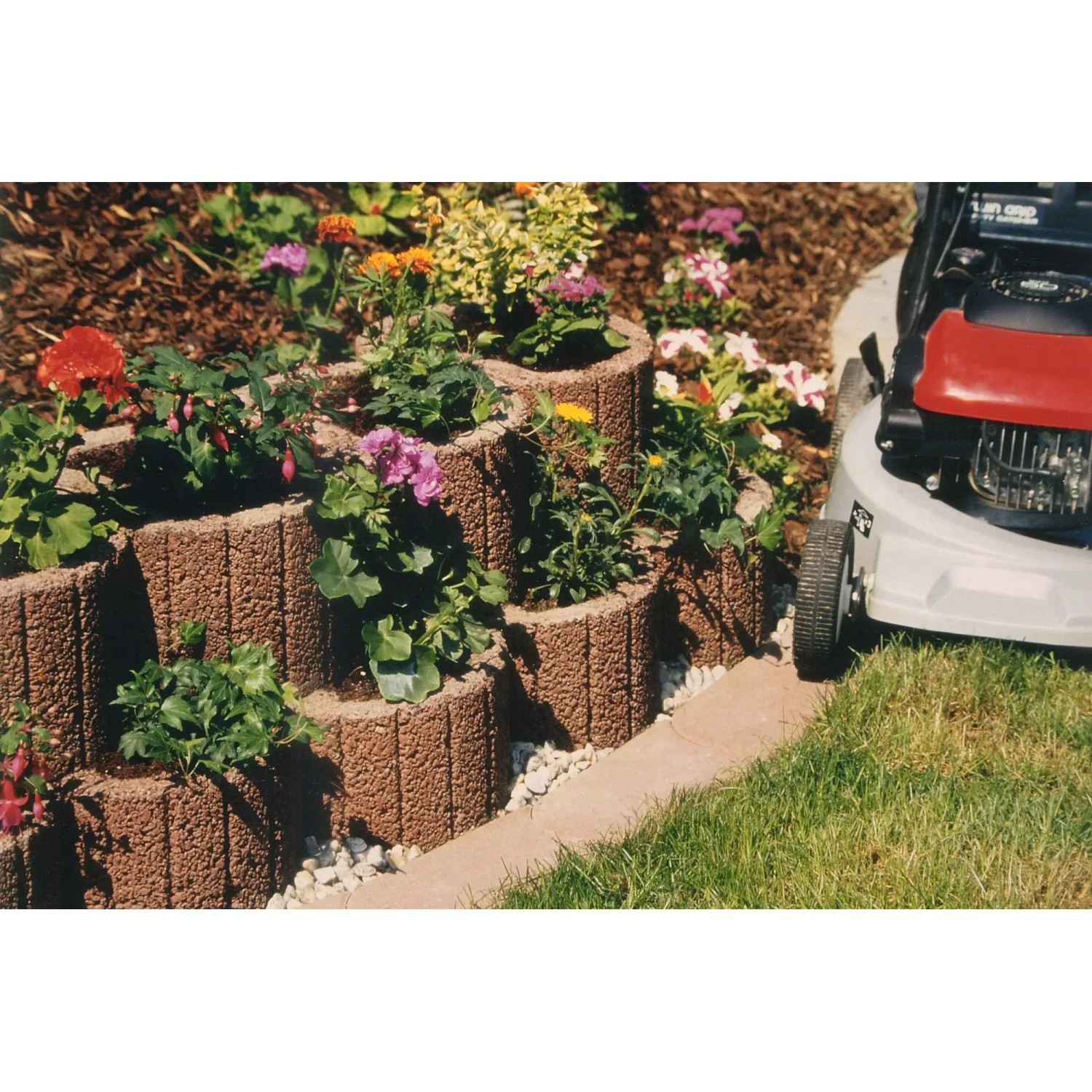 Begrünter, brauner Pflanzring Groß (ca. 48x25cm) aus Beton zur Hangsicherung im Garten.