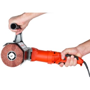 Holzmann Satiniermaschine SM 100 in Aktion, Zweihandbedienung für ermüdungsfreies Schleifen.