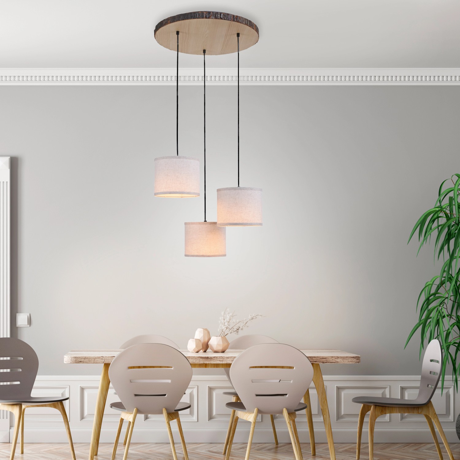 Just Light Pendelleuchte mit drei beigen Stoffschirmen und Holzdekor über Esstisch.