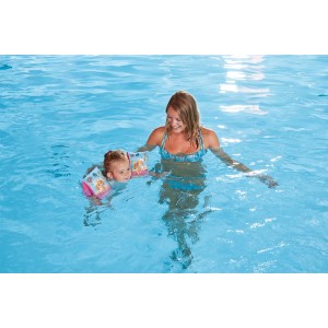 Mädchen mit Happy People Paw Patrol Schwimmflügel Pink im Wasser mit Mutter.