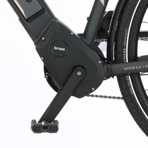 Detailaufnahme des Fischer E-Bike Viator 5.0i mit Brose Mittelmotor und Pedal.