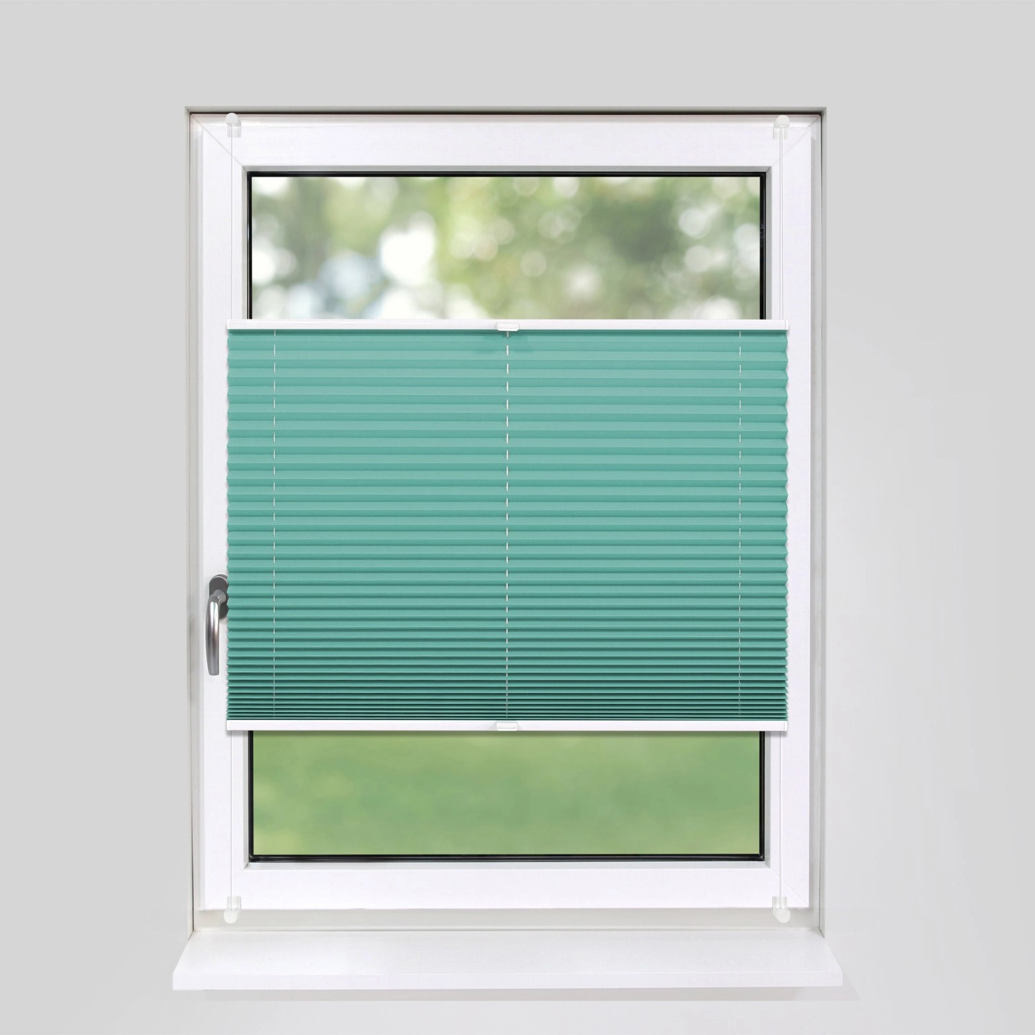 Türkisfarbenes Plissee 95x210 cm am Fenster, blickdicht, ohne Bohren mit Klemmfix montiert.