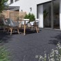 Terrasse mit dunklen Feinsteinzeug Ardesia Platten 60x60. Outdoor Sitzgruppe auf frostsicheren Terrassenplatten.