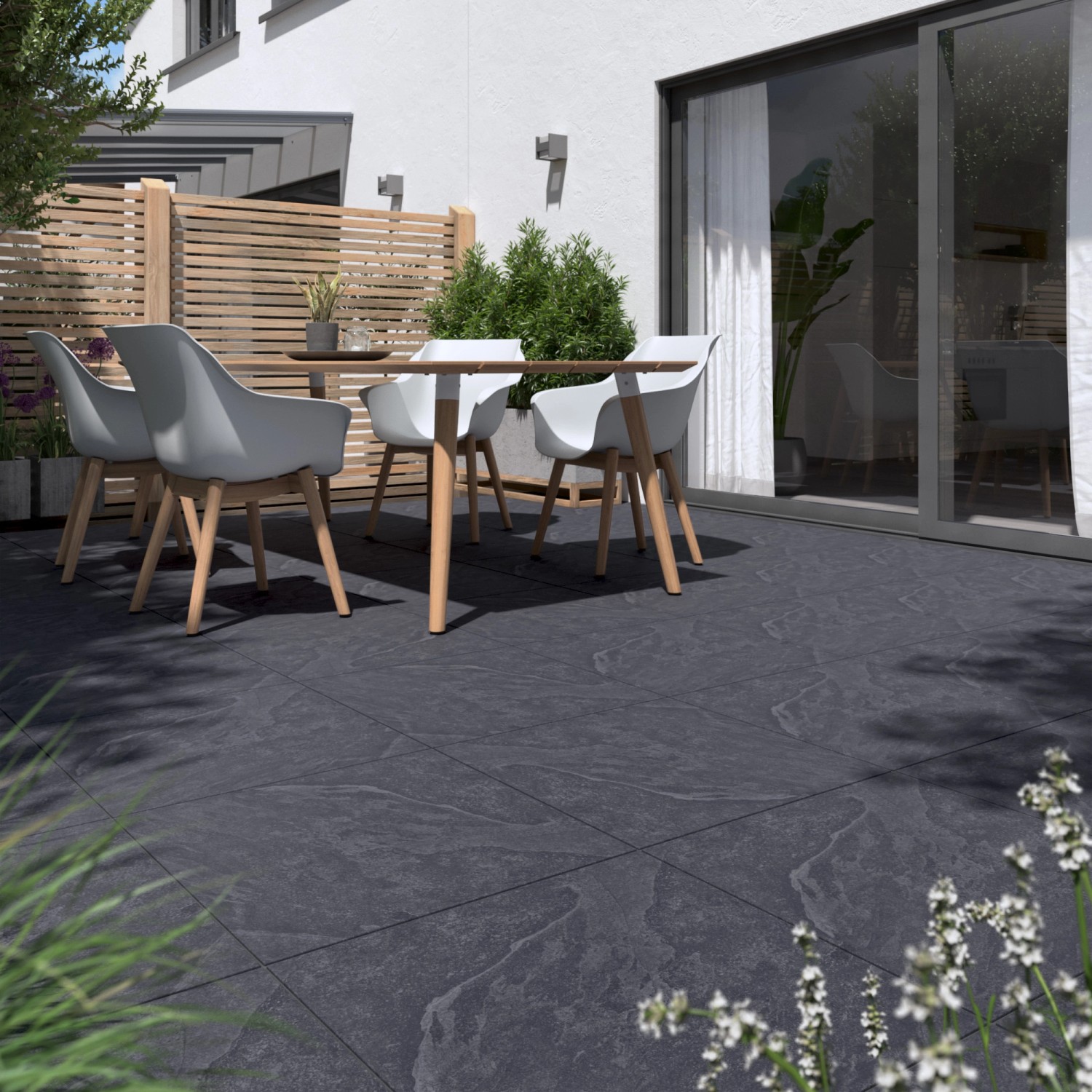 Terrasse mit dunklen Feinsteinzeug Ardesia Platten 60x60. Outdoor Sitzgruppe auf frostsicheren Terrassenplatten.