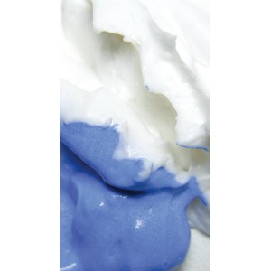 Nahaufnahme von weißer und blauer Lukas Leichtstrukturpaste.