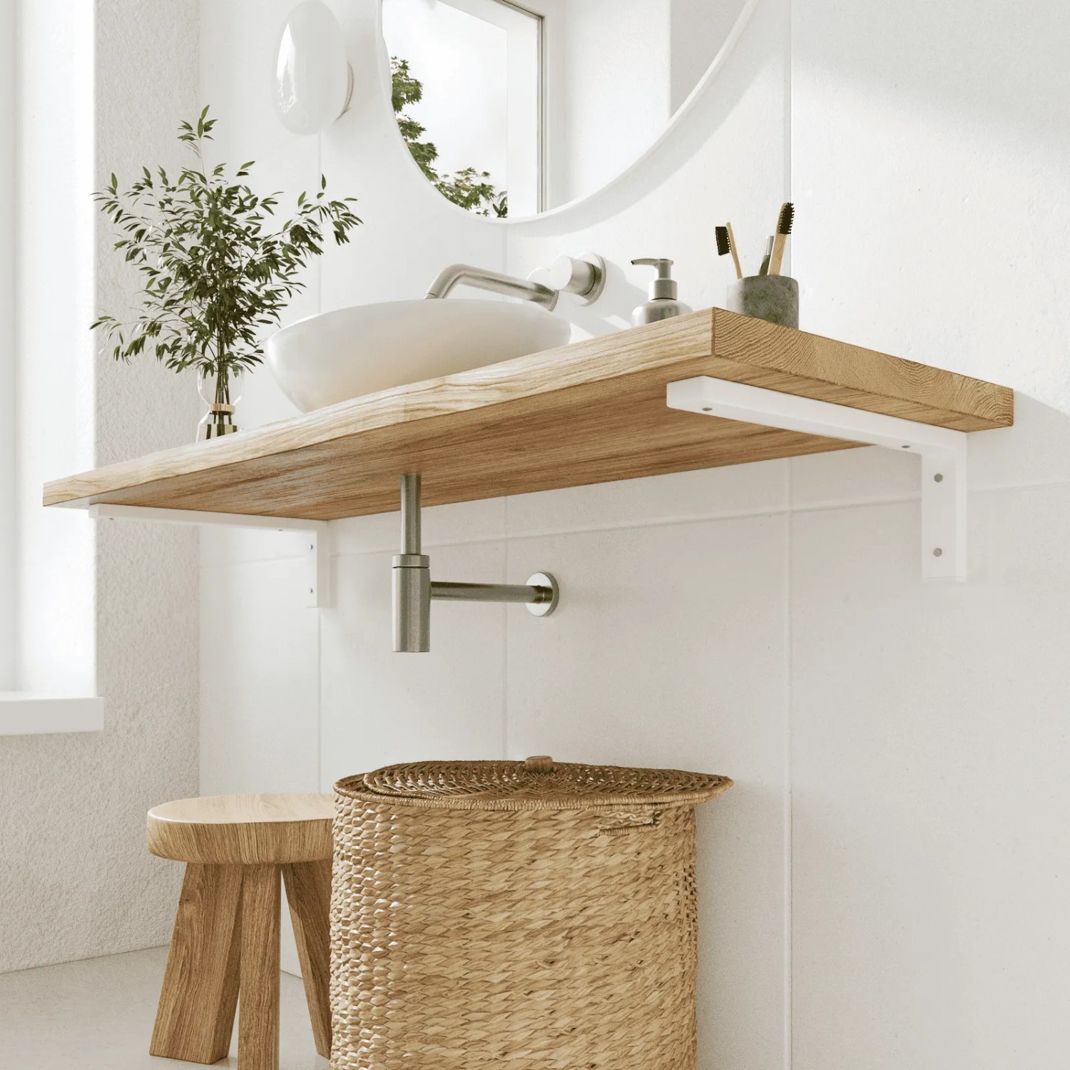 Weiße HEVVA Waschtischhalterung MAIN 35 cm tief, trägt eine Holzplatte mit Aufsatzwaschbecken im modernen Bad.