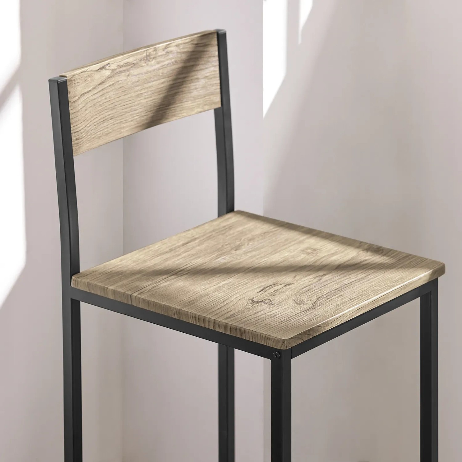 Detailansicht Barhocker aus Holz und Metall, Teil des SoBuy Bartisch Sets.