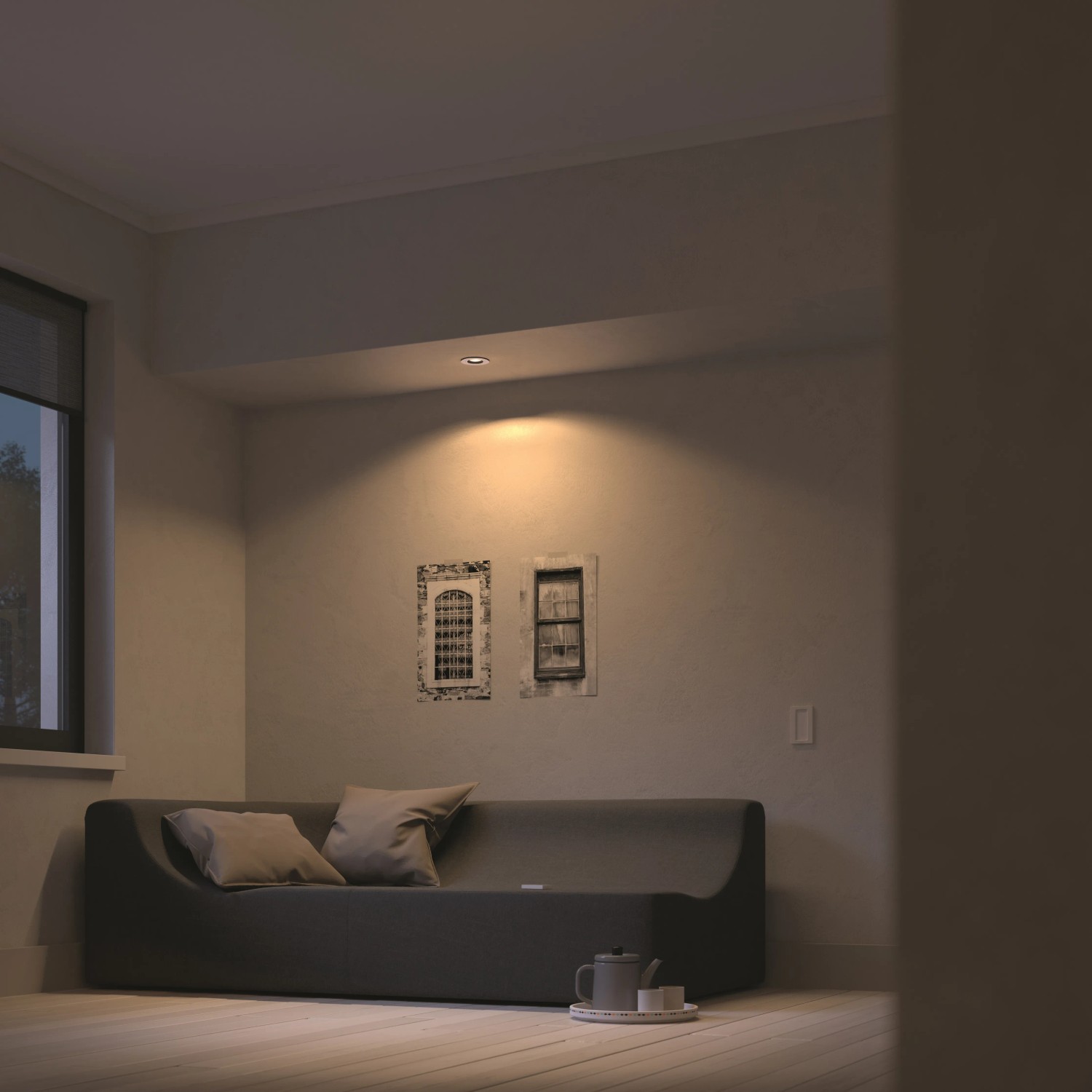 Wohnzimmer mit Philips Hue LED Einbauspot Milliskin, der warmes Licht spendet.