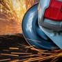 Bosch Expert Fiberscheibe X-Lock R782 beim Schleifen mit Funkenflug.