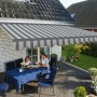 Grau gestreifte Spettmann Halbkassettenmarkise Sky Fix (300x200 cm) überdacht Terrasse mit Familie.