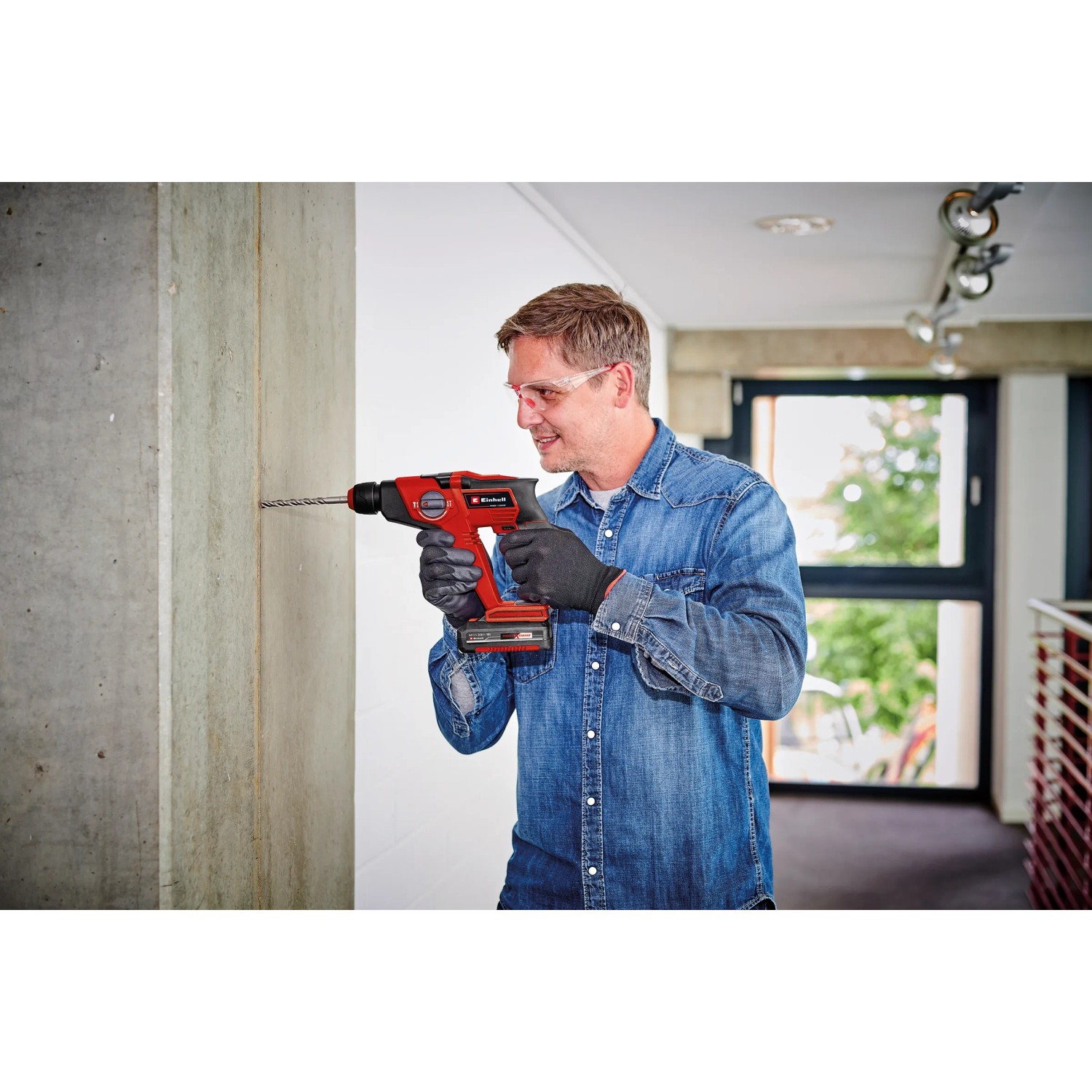 Einhell Akku-Bohrhammer TE-HD 18/12 Li-Solo im Einsatz beim Bohren in Beton.