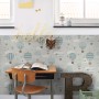 ESTAhome Vliestapete mit blauen Luftballons und Wolkenmuster an einer Wand im Kinderzimmer. Dekorative Tapete.