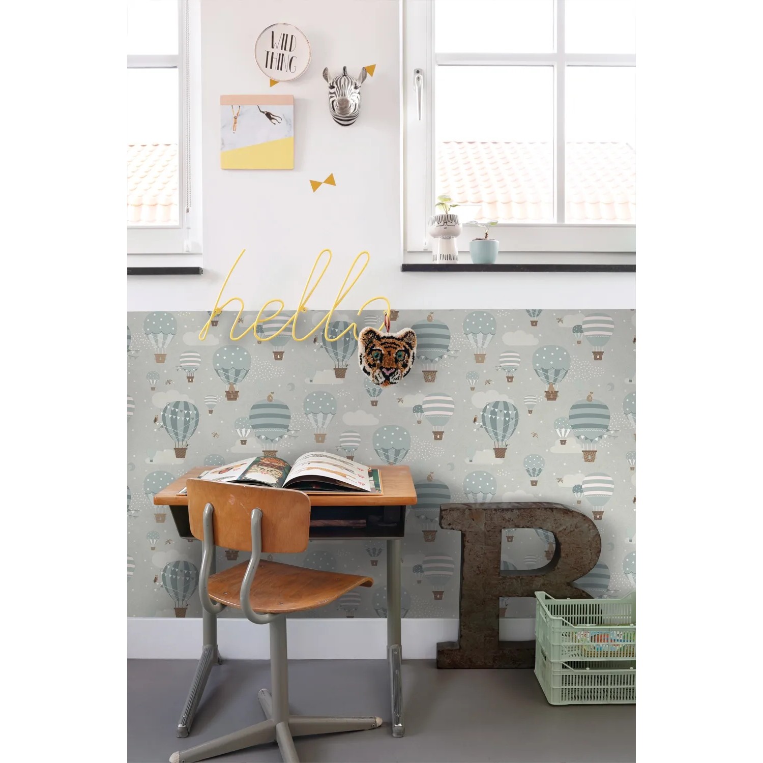 ESTAhome Vliestapete mit blauen Luftballons und Wolkenmuster an einer Wand im Kinderzimmer. Dekorative Tapete.