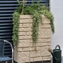Arves Regentonne Maurano 300 l in Sandstein-Optik mit Bepflanzung und Wasserhahn.