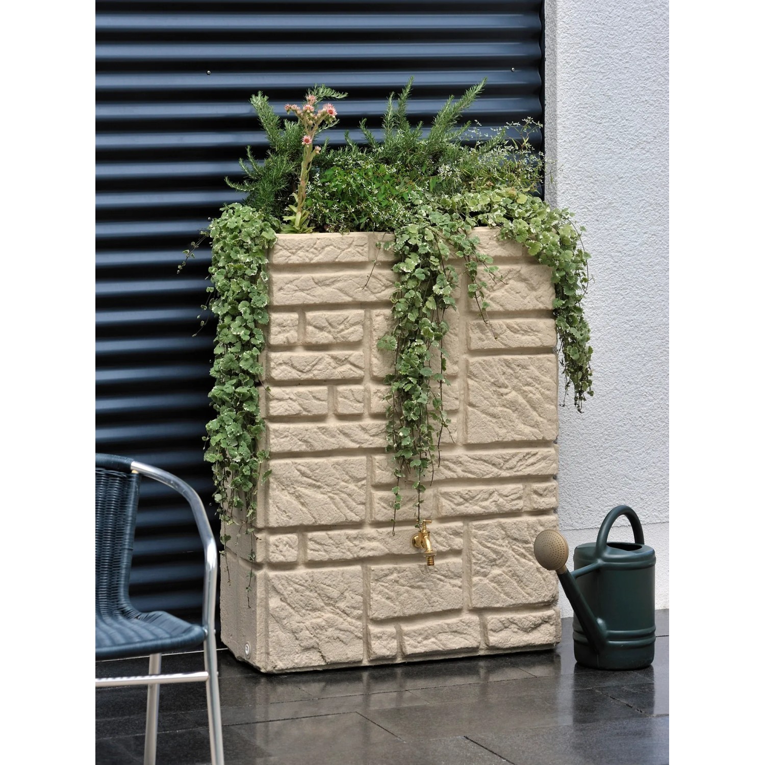 Arves Regentonne Maurano 300 l in Sandstein-Optik mit Bepflanzung und Wasserhahn.