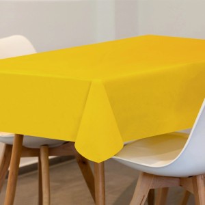 Gelbe Sensalux Vlies-Tischdecke (1x1 m) auf einem Tisch mit weißen Stühlen.