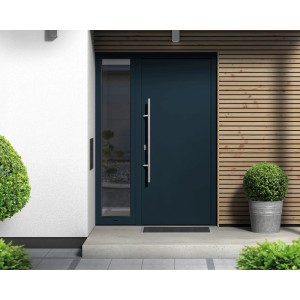 Moderne anthrazitgraue EcoStar Haustür Isopro IP 010 mit Seitenteil und Edelstahlgriff.