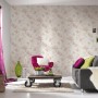 Wohnraum mit Design Vliestapete Blumen in Pink und Gold an der Wand.