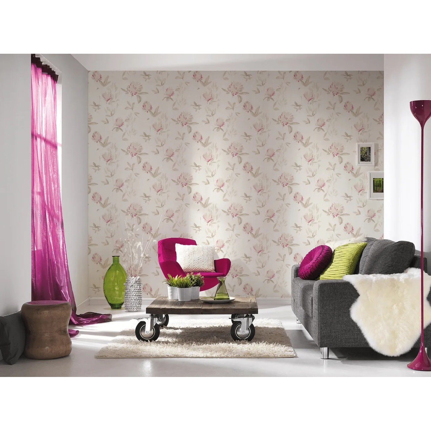 Wohnraum mit Design Vliestapete Blumen in Pink und Gold an der Wand.