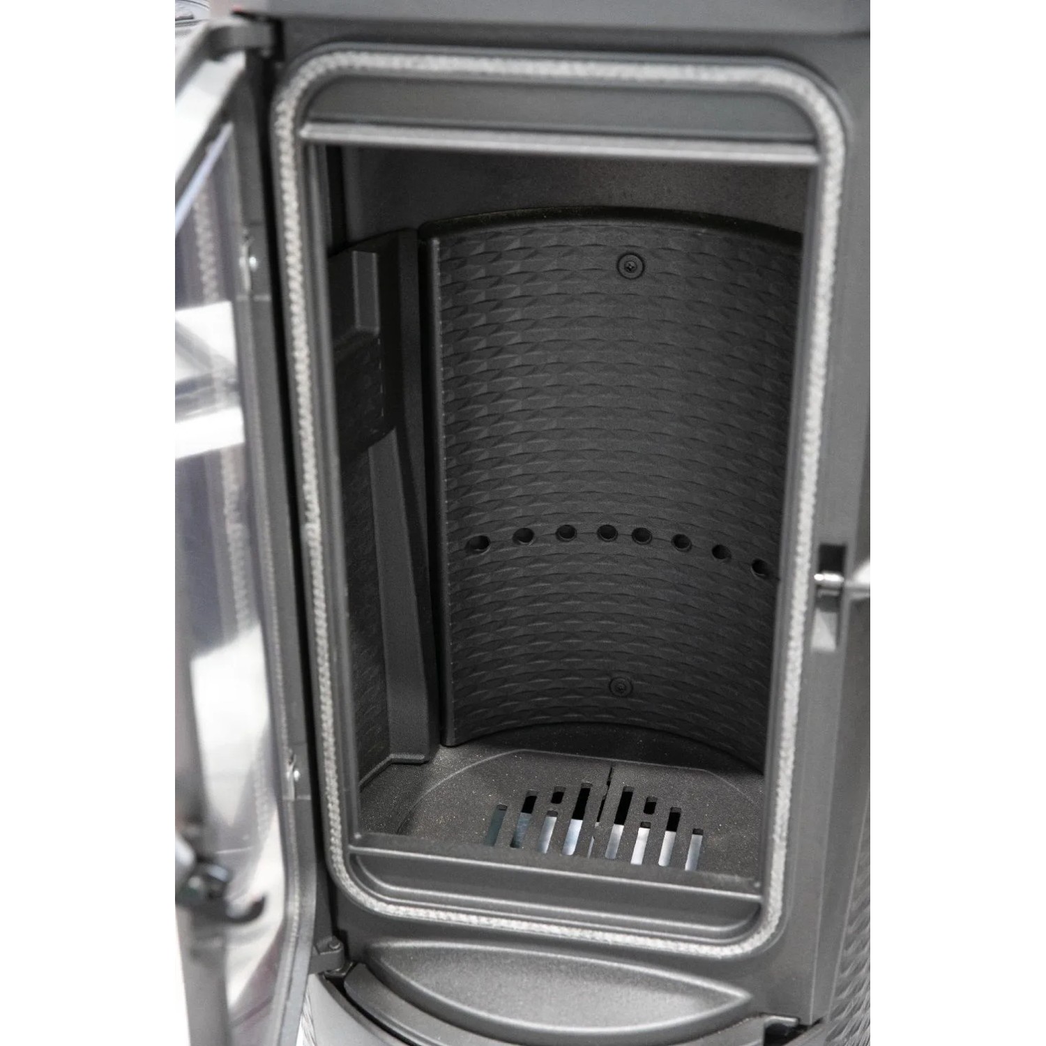 Detailaufnahme: Brennraum des Plamen Gusskaminofen NERA, 13,3 kW. Gusseisen, große Sichtscheibe.