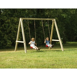 Doppelschaukel Ronja aus Holz mit zwei Kindern auf roten Schaukelbrettern im Garten.