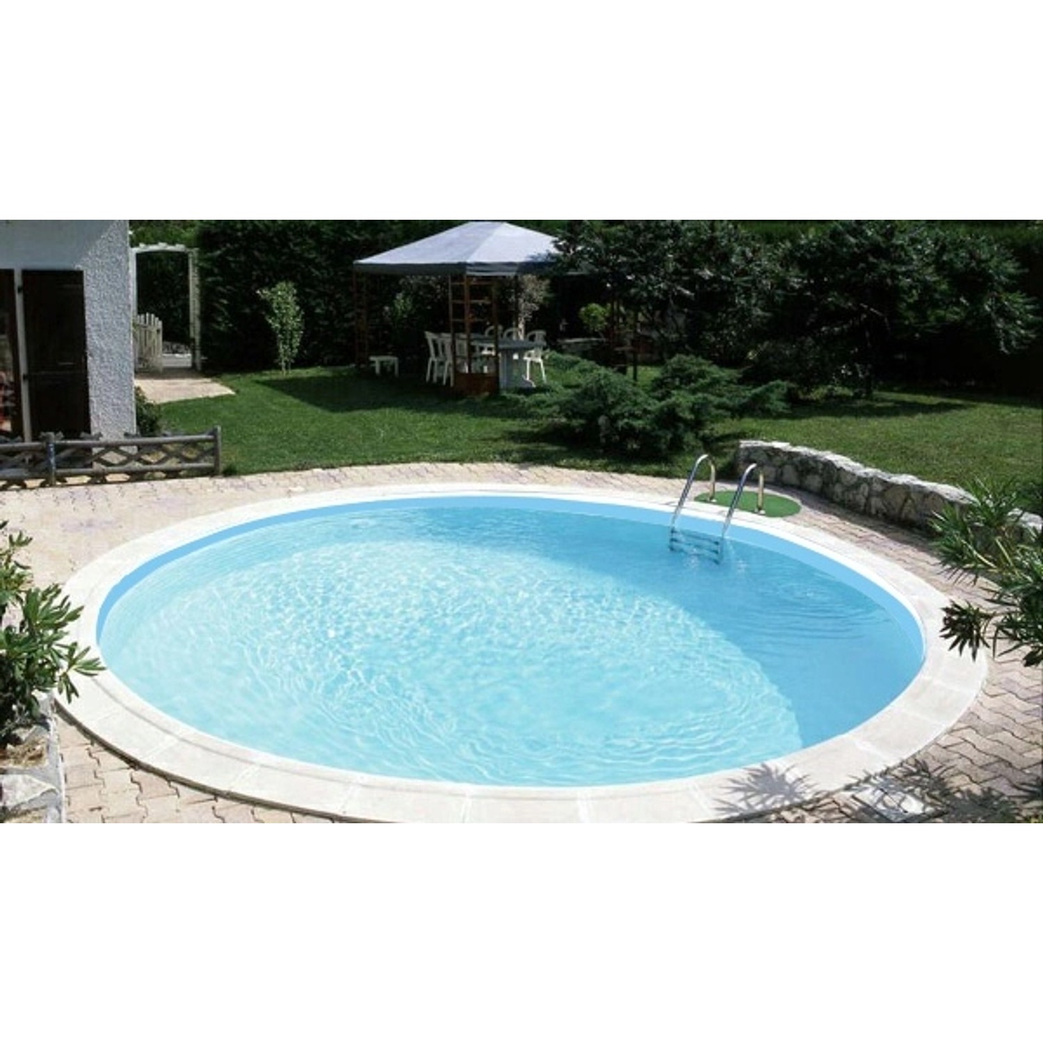 Blaues Rundbecken mit Leiter im Garten. Evolution Poolfolie für Becken 360x90cm.