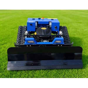 Blauer CARTIWELL CW-500 PLUS Ferngesteuerter Benzin-Rasenmäher mit Ketten und Schneepflug auf grünem Rasen.