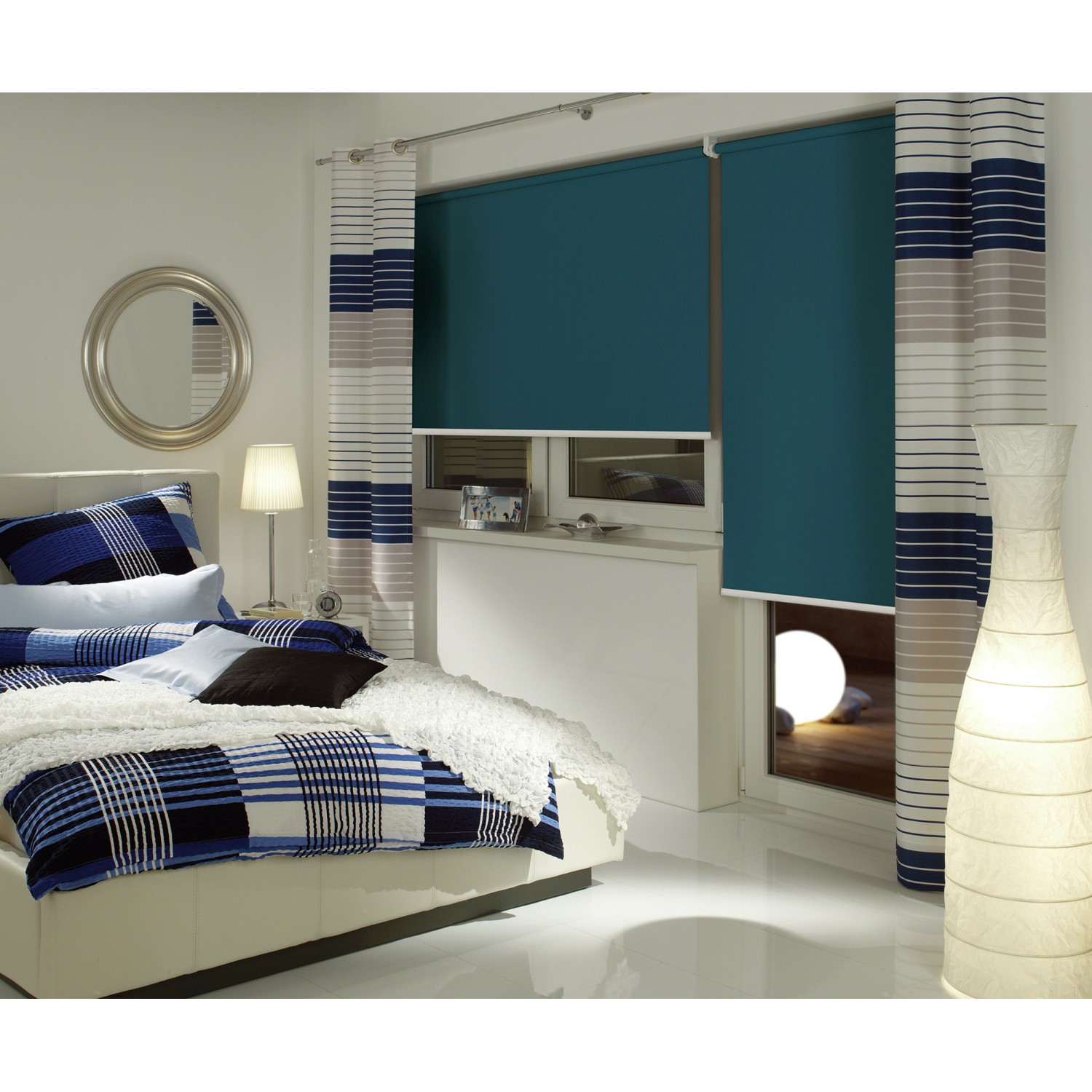 Dunkelblaues Gardinia Verdunkelungsrollo Blackout im Schlafzimmer.