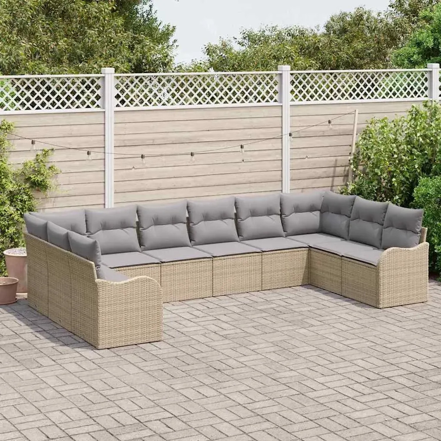 Beiges vidaXL Garten-Sofa-Set (10-tlg.) aus Poly Rattan mit hellgrauen Kissen.