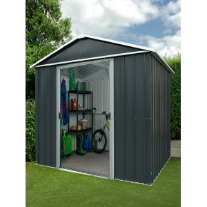 Yardmaster Gerätehaus Heidelberg 67AEYZ+ anthrazit mit Bodenrahmen, geöffnet, mit Gartengeräten.