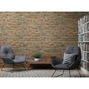 Livingwalls Fototapete in Steinoptik (Orange, Rot, Braun) im Wohnzimmer mit Sesseln und Bücherregal.