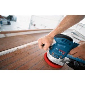 Bosch Professional GEX 34-150 Exzenterschleifer in Aktion auf Holzoberfläche.
