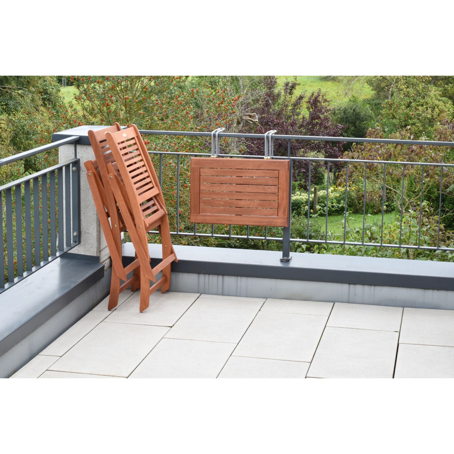 Merxx Cordoba Balkonmöbel Set: Klappstühle und Hängetisch aus Eukalyptusholz auf Balkon.
