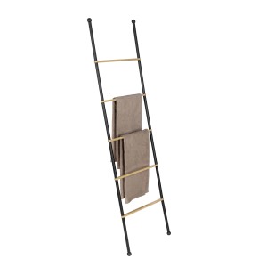 WENKO Handtuchleiter Bambusa aus Bambus und schwarzem Stahl mit zwei Handtüchern.