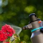 Gardena Drucksprüher 1,25 l beim Bewässern roter Blumen im Garten.