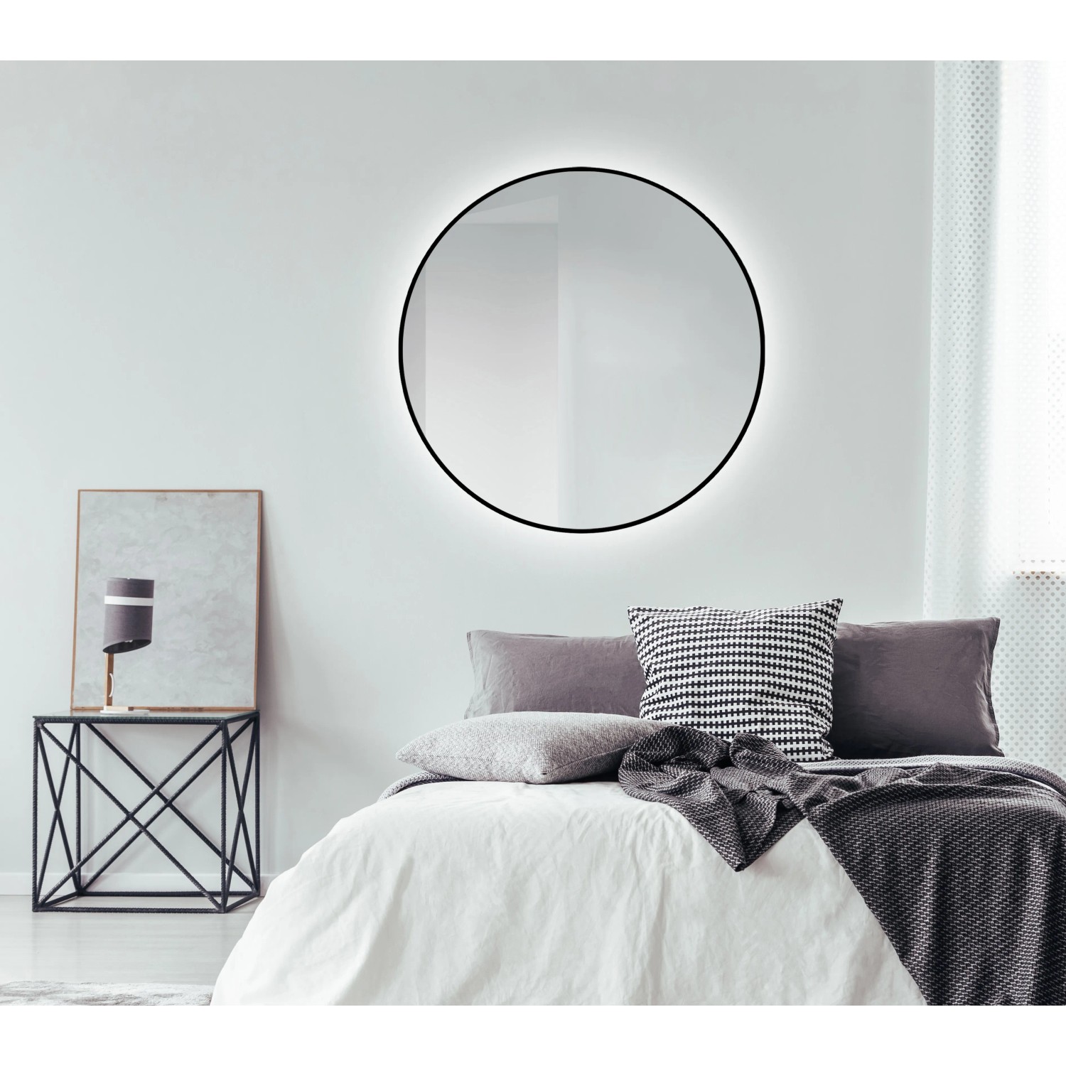 Runder DSK Design LED-Lichtspiegel Silver Globo, Ø 100 cm, mit schwarzem Rahmen im Schlafzimmer.