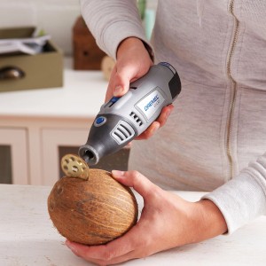 Dremel EZ SpeedClic Trennscheibe in Aktion beim Schneiden einer Kokosnuss.