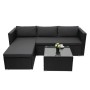 Schwarze Poly-Rattan Gartenmöbel Garnitur mit L-Sofa, dunkelgrauen Kissen und quadratischem Glastisch.