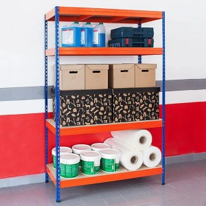 Blau-oranges KARAT Weitspannregal/Schwerlastregal mit vier Ablageflächen, beladen mit diversen Gegenständen.