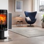 Schwarzer Aduro Kaminofen 22.3 Lux mit Automatik und brennendem Holz im Wohnraum.