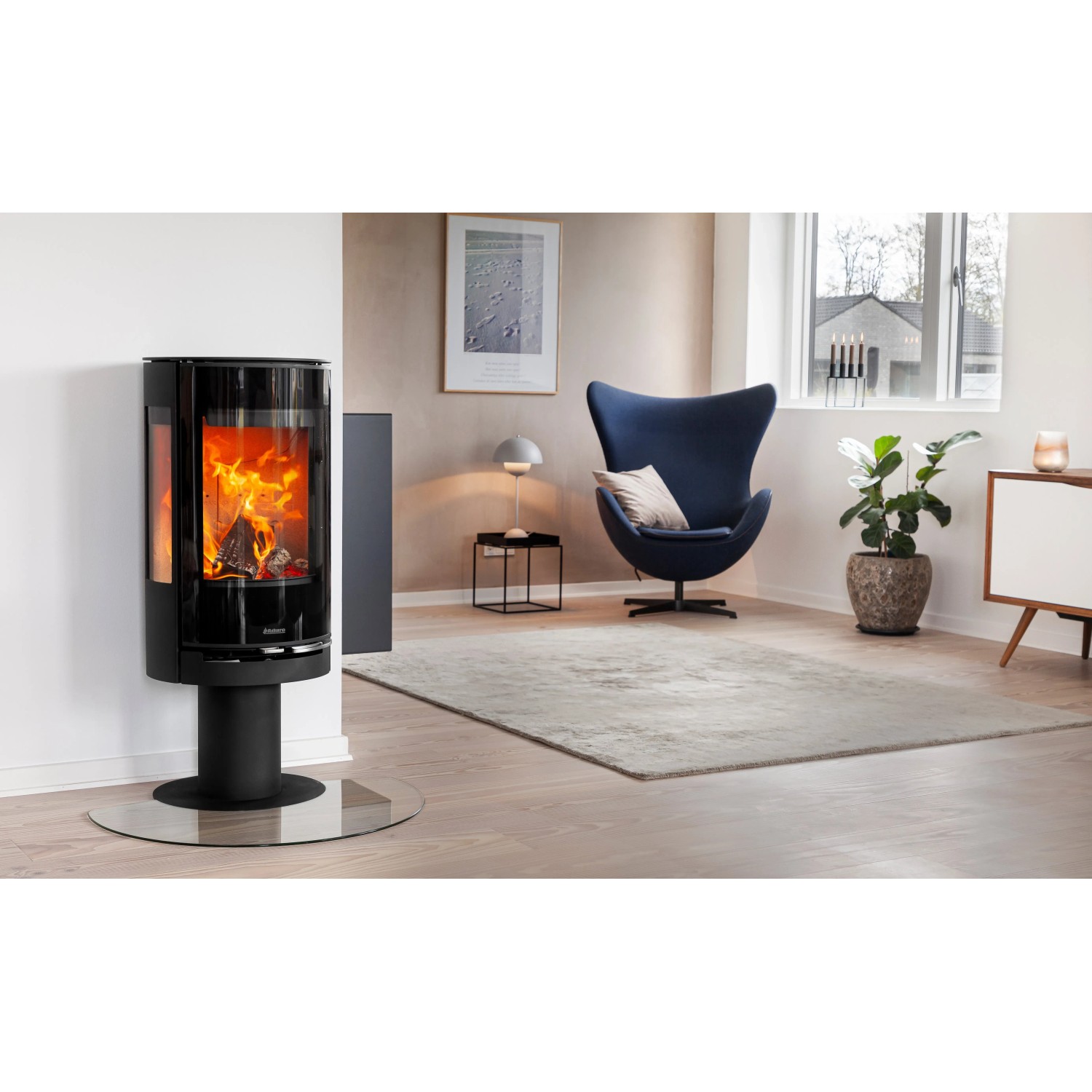 Schwarzer Aduro Kaminofen 22.3 Lux mit Automatik und brennendem Holz im Wohnraum.