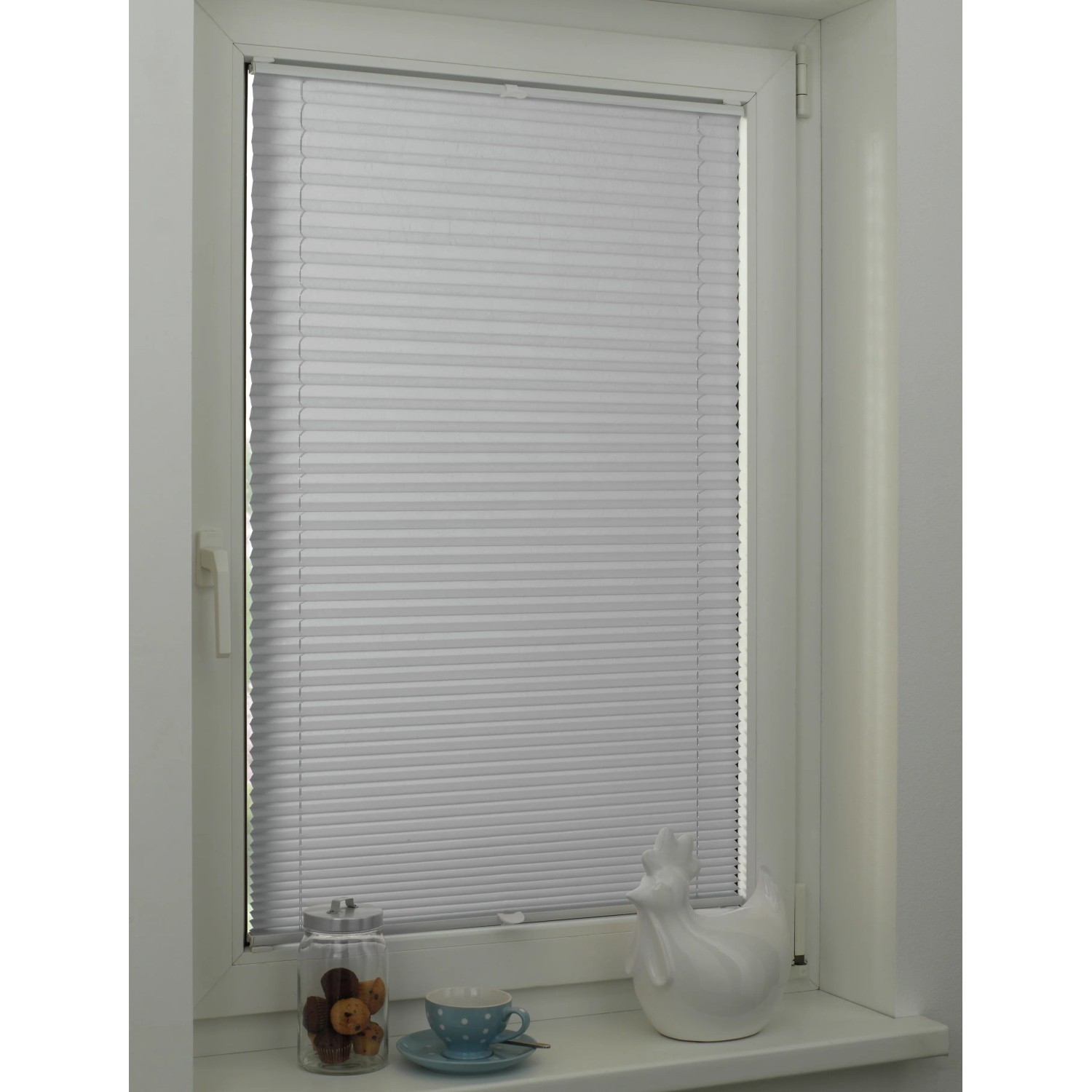 Graues Gardinia Plissee Concept Tageslicht, 50x130 cm, am Fenster montiert.